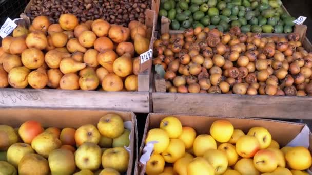 Escaparate con manzanas, peras y diferentes frutas en el mercado callejero — Vídeo de stock