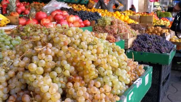 Vitrína s výstavou s hrozny a jiné ovoce na trhu ulici — Stock video