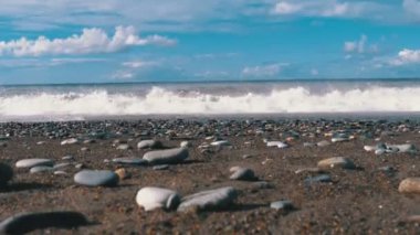 Deniz fırtınası. Alt görünümü Stony kıyı. Büyük dalgalar kumsalda kilitlenme vardır