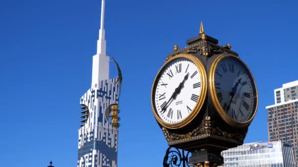 Gatan klockan på Europe Square på bakgrund av skyskrapa med th Golden pariserhjul. Batumi, Georgien — Stockvideo