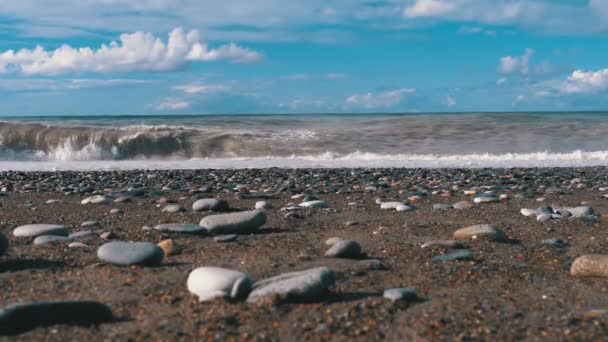 Sturm auf dem Meer. Blick von unten auf das steinige Ufer. Riesige Wellen prasseln auf den Strand — Stockvideo