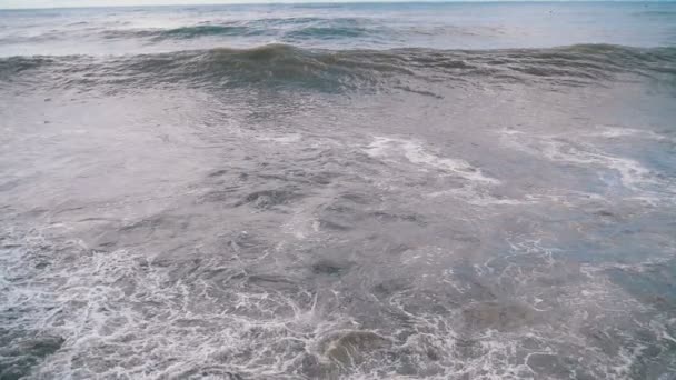 Storm Zee Enorme Golven Zijn Verplettert Sproeien Oever Slow Motion — Stockvideo