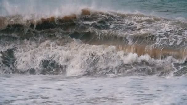 Sturm auf dem Meer. riesige Wellen krachen und sprühen auf das Ufer. Zeitlupe — Stockvideo