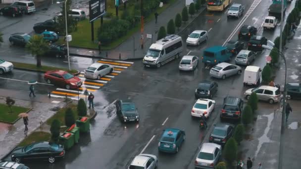 Autoverkehr auf der Straße einer belebten Stadt — Stockvideo