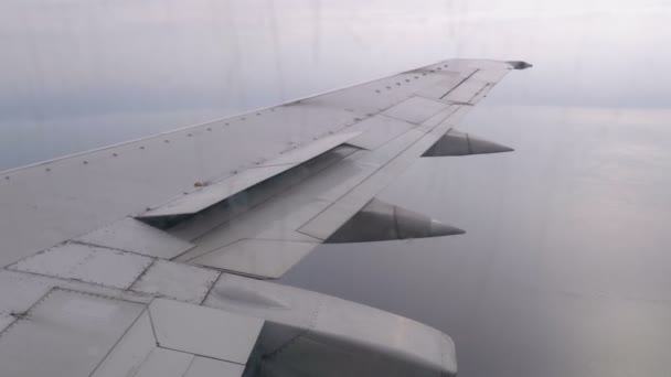 Vista da janela do avião de passageiros na asa Voando acima das nuvens — Vídeo de Stock