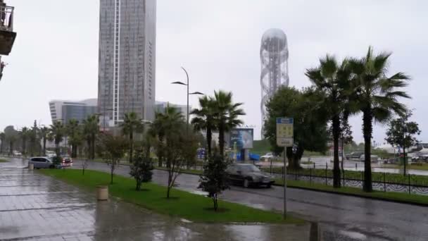 Embankment de Batumi en la lluvia en el otoño — Vídeos de Stock