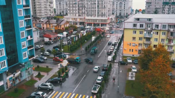 Вид зверху по центру міста дороги з водіння автомобіля, багатоповерхових сучасних будівель — стокове відео