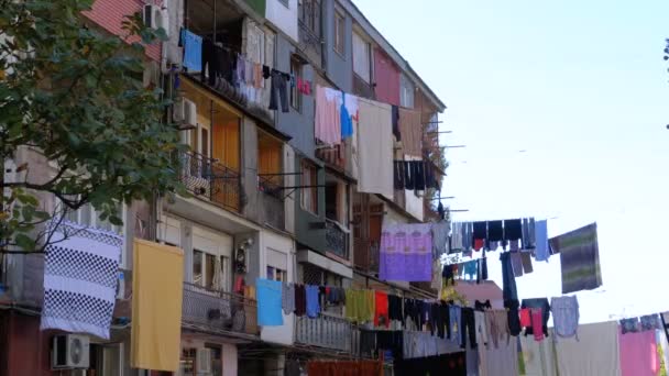 Ropa colgada y secada en una cuerda en un edificio de varios pisos en un barrio pobre de la ciudad — Vídeo de stock