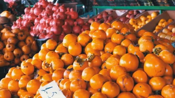 Escaparate con caqui, manzanas, peras, granadas y diferentes frutas en el mercado callejero — Vídeo de stock