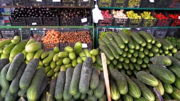Escaparate con pepinos y otras verduras en el mercado callejero . — Vídeos de Stock