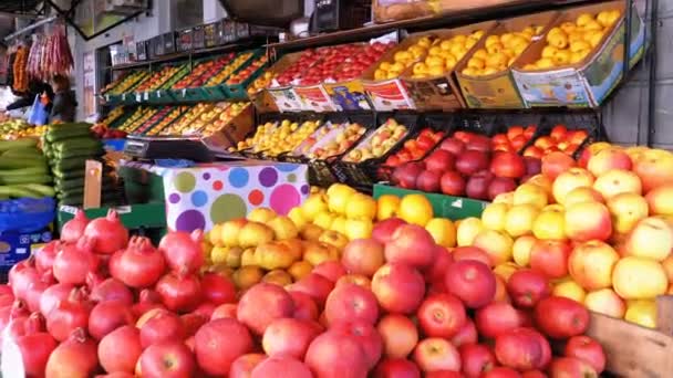 Mostra com tangerinas, maçãs, pêras, caqui e frutas diferentes no mercado de rua — Vídeo de Stock