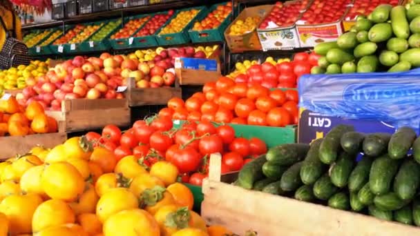 Teller met groenten en fruit op de straatmarkt — Stockvideo