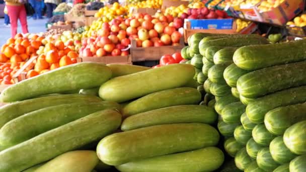 Theke mit Obst und Gemüse auf dem Wochenmarkt — Stockvideo