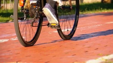 Adam bir 3 tekerlekli elektrikli bisiklet yolu Park üzerinde sürme. Ağır çekim