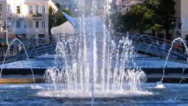 Muzikale fonteinen in het park aan de kade van Batumi, Georgië. — Stockvideo