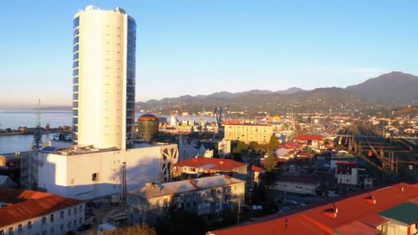 Letecký pohled z lanovky na Batumi, přístav, domy, ulice a hory v pozadí — Stock video