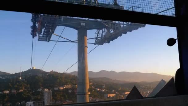 Zvedání nahoru lanovka v Batumi. Pohled z kabiny — Stock video