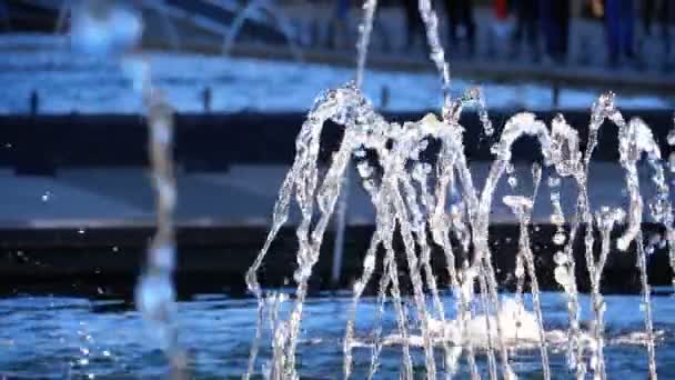 Hudební fontány v parku na nábřeží Batumi, Gruzie. Zpomalený pohyb — Stock video