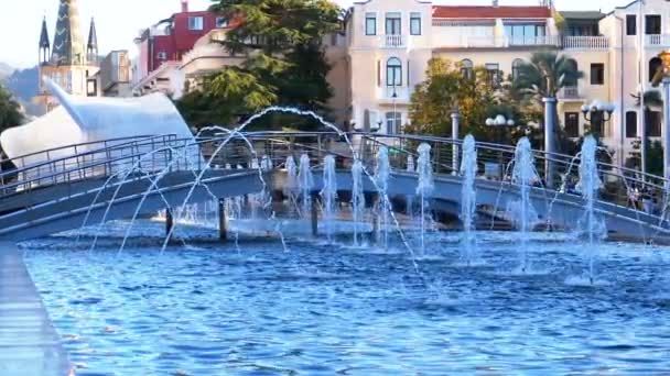 Muzyczne fontanny w parku na nasyp Batumi, Batumi, Gruzja. Zwolnionym tempie — Wideo stockowe