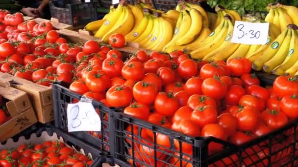 Vitrine mit Tomaten und Bananen auf dem Wochenmarkt — Stockvideo