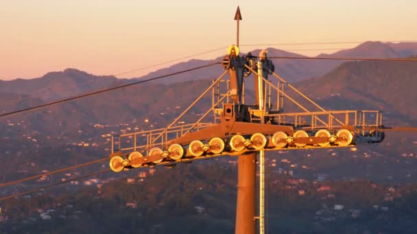 Seilbahn in Batumi. Hütte mit Menschen, die vor der Bergkulisse in die Seilbahn steigen — Stockvideo