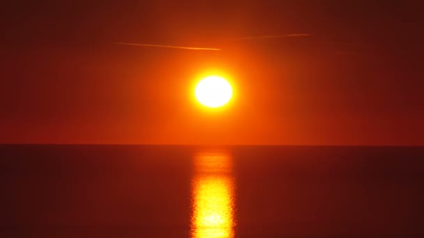 Sonnenuntergang über dem Meer — Stockvideo