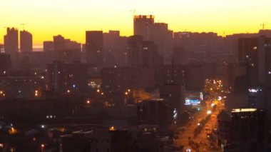 Gökdelenlerin siluetleri, gün batımına karşı büyük şehrin havadan görünümü