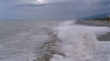 Deniz fırtınası. Kilitlenme ve ilaçlama sahilde büyük dalgalar vardır