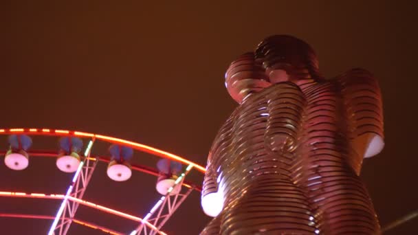 Statue d'Ali et Nino sur un fond Grande roue la nuit sur le remblai de Batoumi, Géorgie — Video