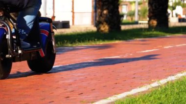 İnsanlar bisiklet yolu parkta bir Elektrikli Scooter sürme. Ağır çekim