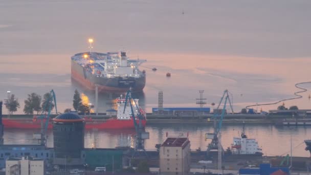 Vue aérienne du port de Batoumi le soir . — Video