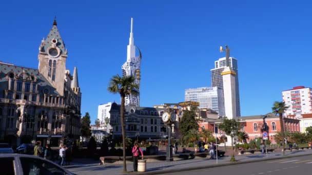 Europe Square, Estátua de Medea, Relógio de rua e modernos arranha-céus e edifícios em Batumi, Geórgia — Vídeo de Stock