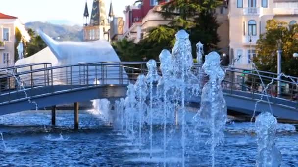 Musikaliska fontäner i parken på banvallen av Batumi, Georgien. Slow Motion — Stockvideo