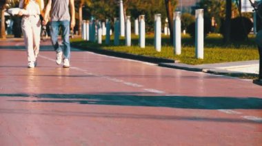 İnsanlar bir 3 tekerlekli elektrikli bisiklet yolu Park üzerinde sürme. Ağır çekim