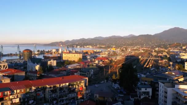 Vista aérea desde el teleférico en Batumi, puerto, casas, calles y montañas en el fondo . — Vídeos de Stock