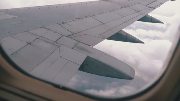 Vista desde la Ventana del Avión de Pasajeros en el Ala Volando sobre las Nubes — Vídeos de Stock