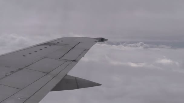 Widok z okna samolotu pasażerskiego na skrzydle latanie w chmurach — Wideo stockowe