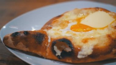 Acara Khachapuri restoranda bir tabakta yumurta ile