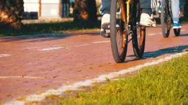 İnsanlar bir 3 tekerlekli elektrikli bisiklet yolu Park üzerinde sürme. Ağır çekim