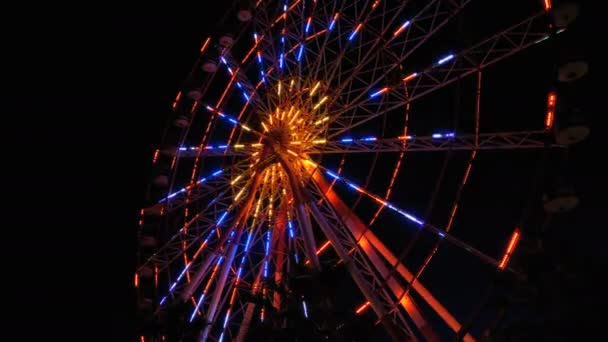 Riesenrad leuchtet in der Nacht — Stockvideo