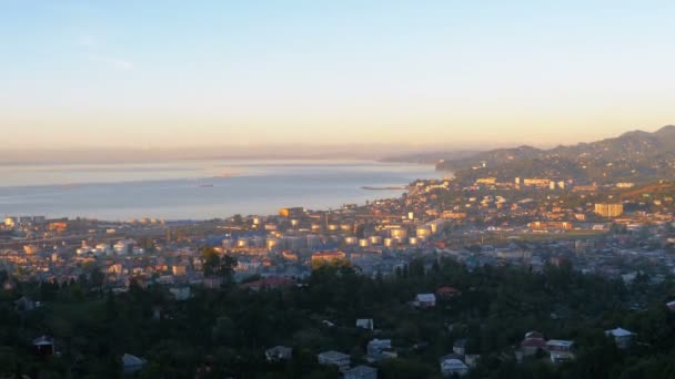Widok z lotu ptaka od kolejki linowej na Batumi, port morski, domy, ulice i górami w tle. — Wideo stockowe