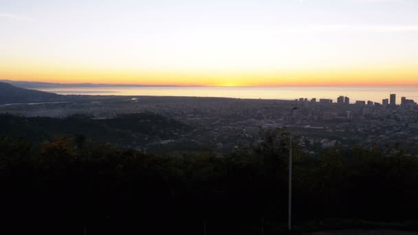 Vista panorâmica da noite Batumi ao pôr do sol de cima do ponto de vista — Vídeo de Stock