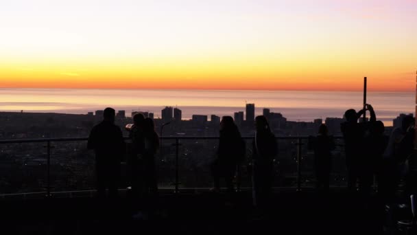 A megfigyelő fedélzeten a háttérben a naplemente-Batumi emberek sziluettek — Stock videók
