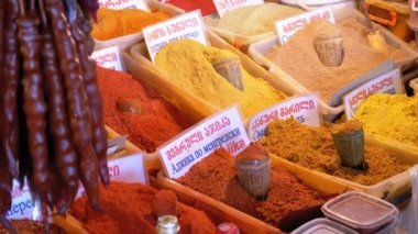 Renkli oryantal baharat ve baharat sokak piyasada ile vitrin