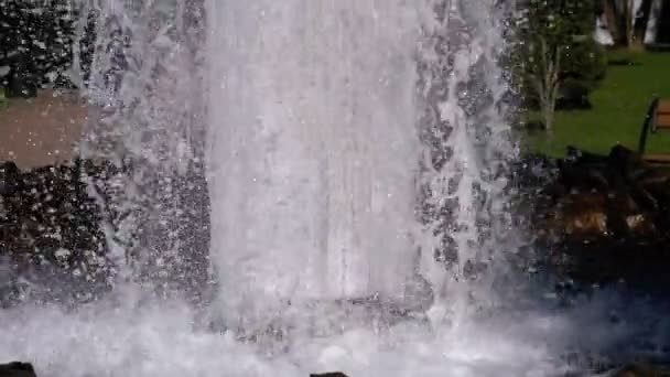 Fontein en spray van water in slow motion — Stockvideo