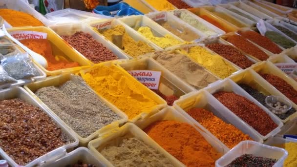 Escaparate con coloridas especias orientales y condimentos en el mercado callejero — Vídeos de Stock