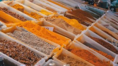 Renkli oryantal baharat ve baharat sokak piyasada ile vitrin