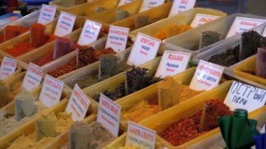 Renkli oryantal baharat ve baharat sokak piyasada ile vitrin