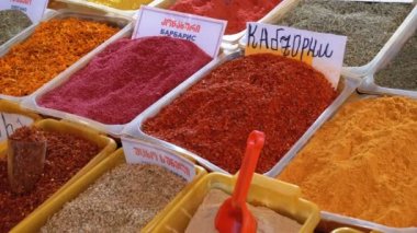 Renkli oryantal baharat ve baharat sokak piyasada ile vitrin