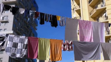 Asılı ve çok katlı bina şehrin fakir bir bölgede bir ip üzerinde kurutma kıyafetleri